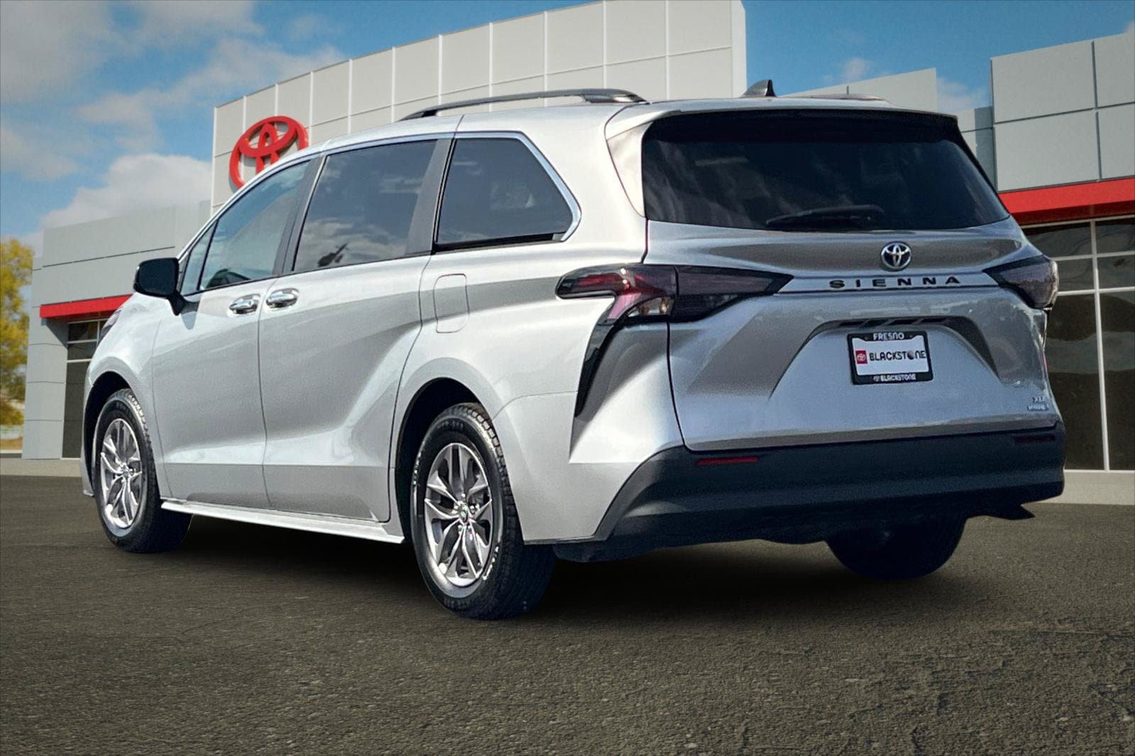 Used 2024 Toyota Sienna XLE FWD image 5