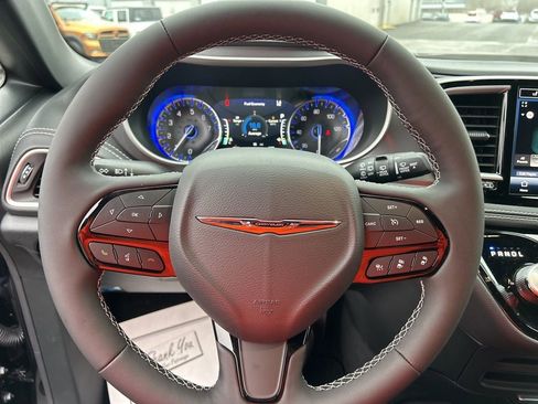 New 2026 Chrysler Pacifica Select image 12