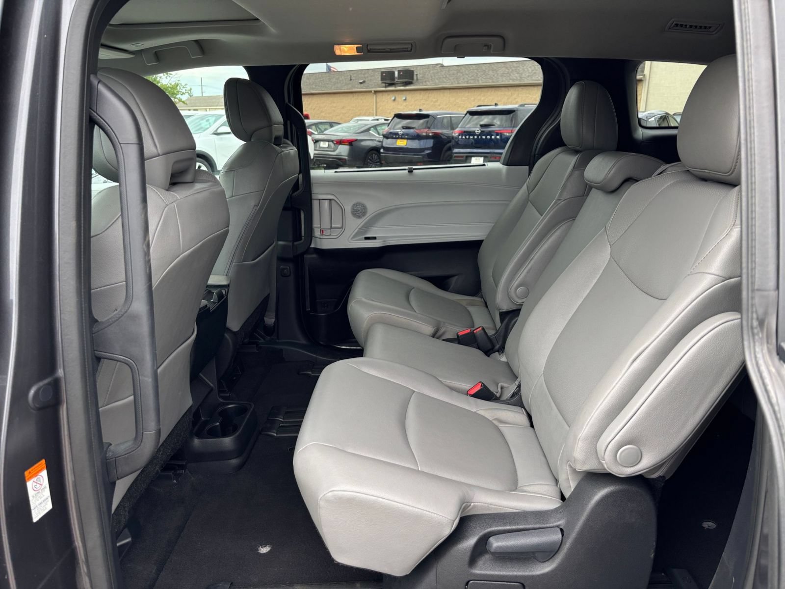 Used 2025 Toyota Sienna XLE FWD image 27