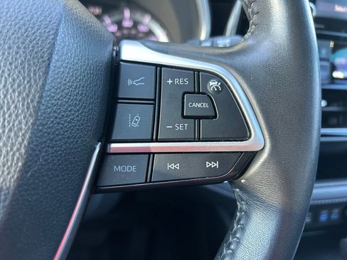 Used 2022 Toyota Highlander XSE FWD image 21