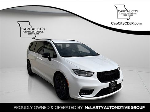 New 2026 Chrysler Pacifica Select w/ S Appearance Package image 1