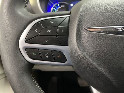 Used 2023 Chrysler Pacifica Touring-L image 21