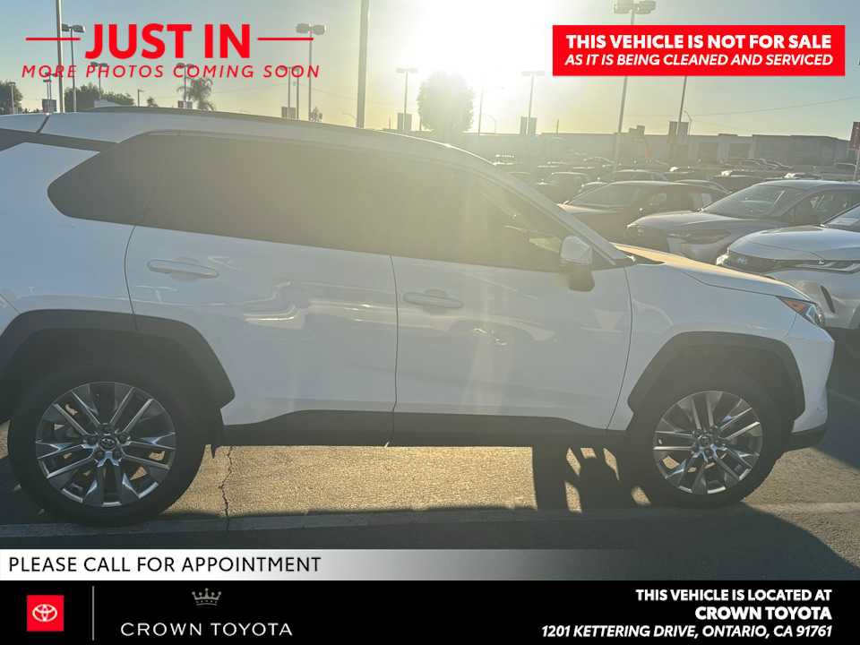 Used 2020 Toyota RAV4 XLE Premium FWD image 6