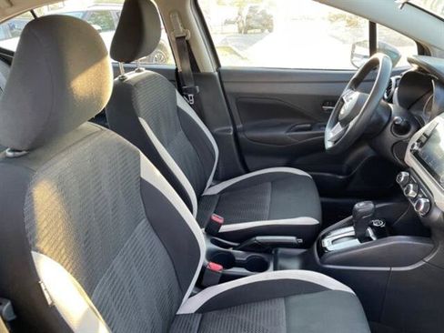 Used 2022 Nissan Versa SV image 9