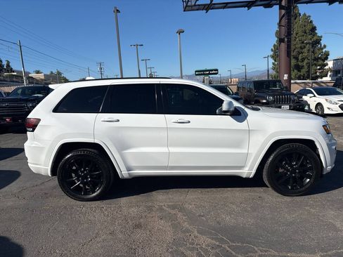 Used 2018 Jeep Grand Cherokee Altitude RWD image 5
