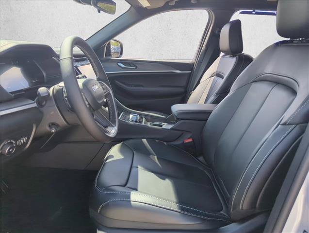 Used 2025 Jeep Grand Cherokee Limited w/ Luxury Tech Group II RWD image 4