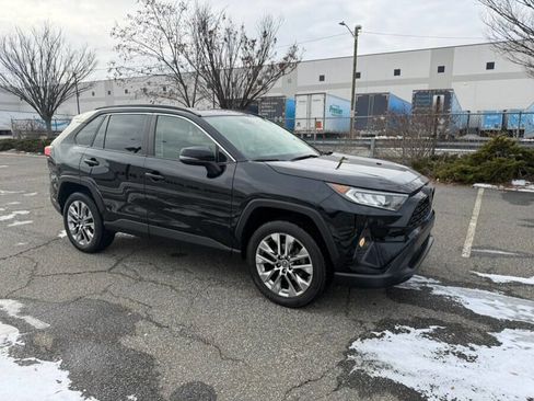 Used 2019 Toyota RAV4 XLE Premium image 12