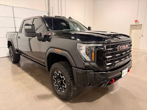 Used 2025 GMC Sierra 2500 AT4X image 3