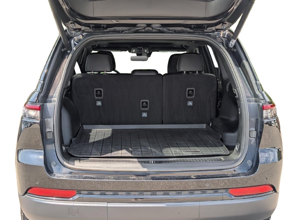 Used 2025 Jeep Grand Cherokee Altitude RWD image 9