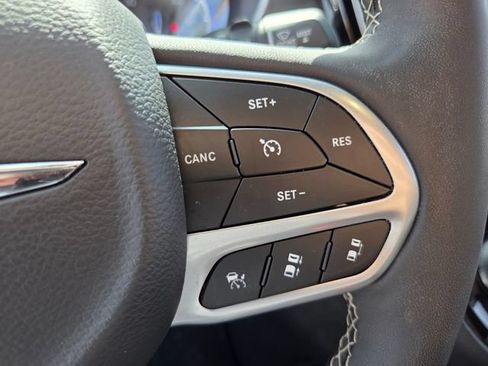 Used 2025 Chrysler Pacifica Select AWD/4WD image 22