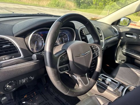 Used 2017 Chrysler 300 Limited RWD image 20