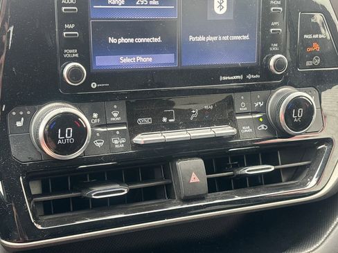 Used 2022 Toyota Highlander XLE FWD image 13