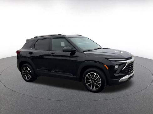 Used 2025 Chevrolet TrailBlazer LT image 2