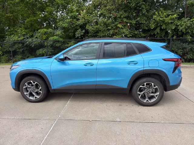 Used 2025 Chevrolet Trax LT FWD image 3