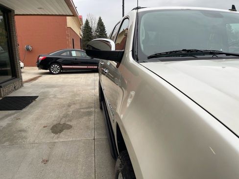 Used 2013 Chevrolet Avalanche LTZ image 7