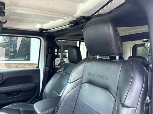 Used 2022 Jeep Wrangler Unlimited Sahara w/ LED Lighting Group AWD/4WD image 3