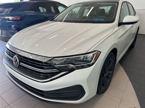 Used 2023 Volkswagen Jetta SE image 1