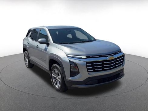 Used 2025 Chevrolet Equinox LT FWD image 2