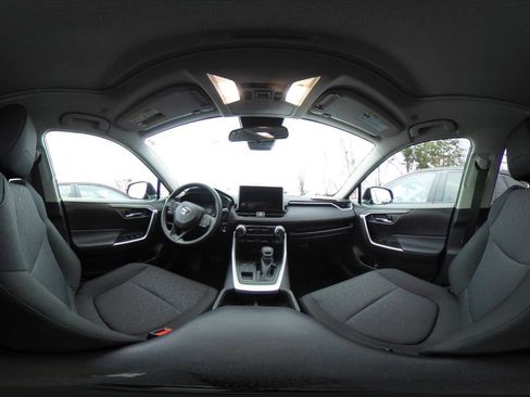 Used 2025 Toyota RAV4 XLE image 44