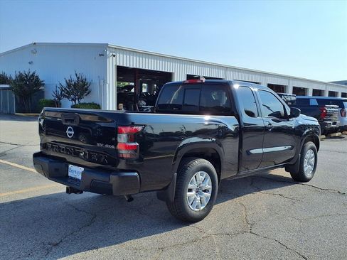 Used 2022 Nissan Frontier SV image 2