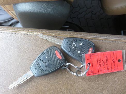 Used 2012 Jeep Liberty Limited AWD/4WD image 35