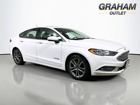 Used 2017 Ford Fusion SE w/ Equipment Group 601A image 1