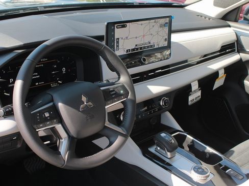 New 2025 Mitsubishi Outlander SE image 3