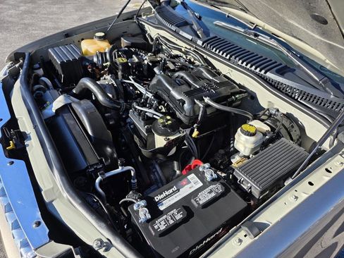 Used 2005 Ford Explorer XLT image 36