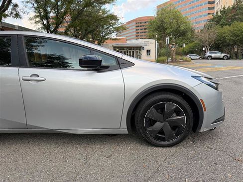 Used 2023 Toyota Prius LE FWD image 6
