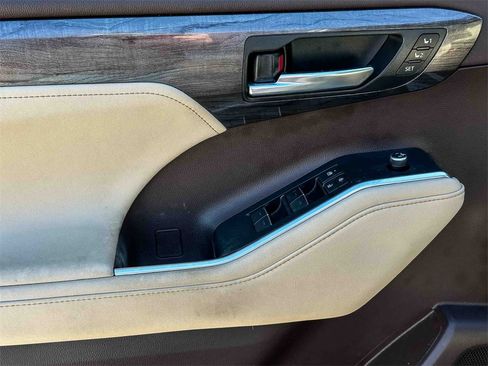 Used 2021 Toyota Highlander Limited image 8