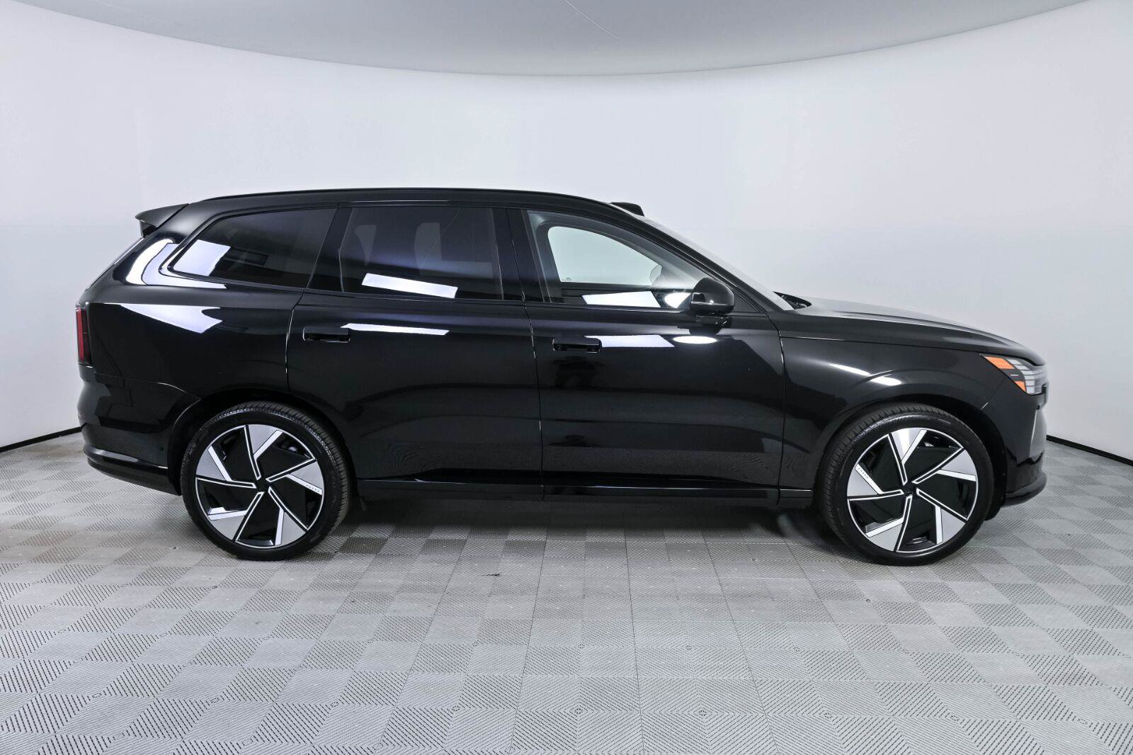 Certified 2025 Volvo EX90 Ultra AWD/4WD image 27