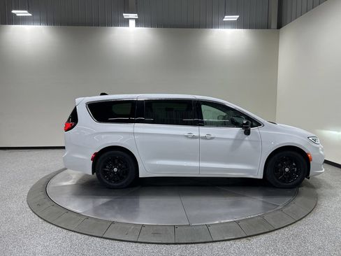 Used 2025 Chrysler Pacifica Select FWD image 6