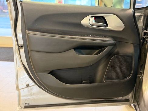 Used 2019 Chrysler Pacifica Touring Plus w/ S Appearance Package FWD image 18