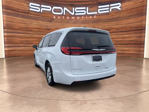 Used 2024 Chrysler Pacifica Touring-L image 3
