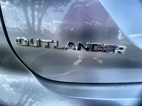 Used 2023 Mitsubishi Outlander SE image 30