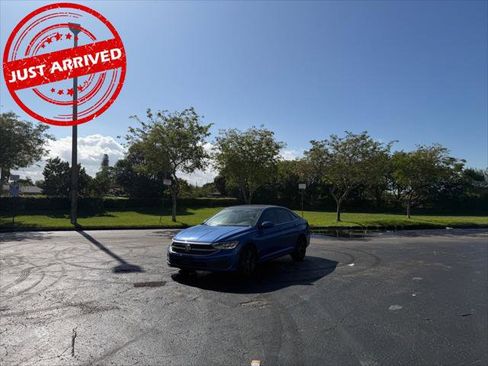 Used 2023 Volkswagen Jetta SE image 2