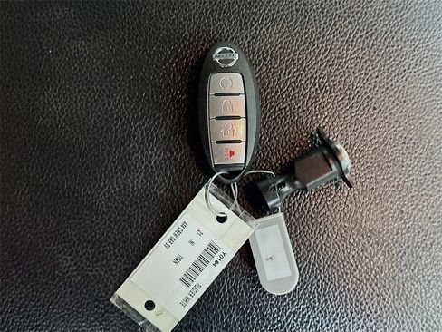 Used 2021 Nissan Titan SV w/ SV Convenience Package image 36