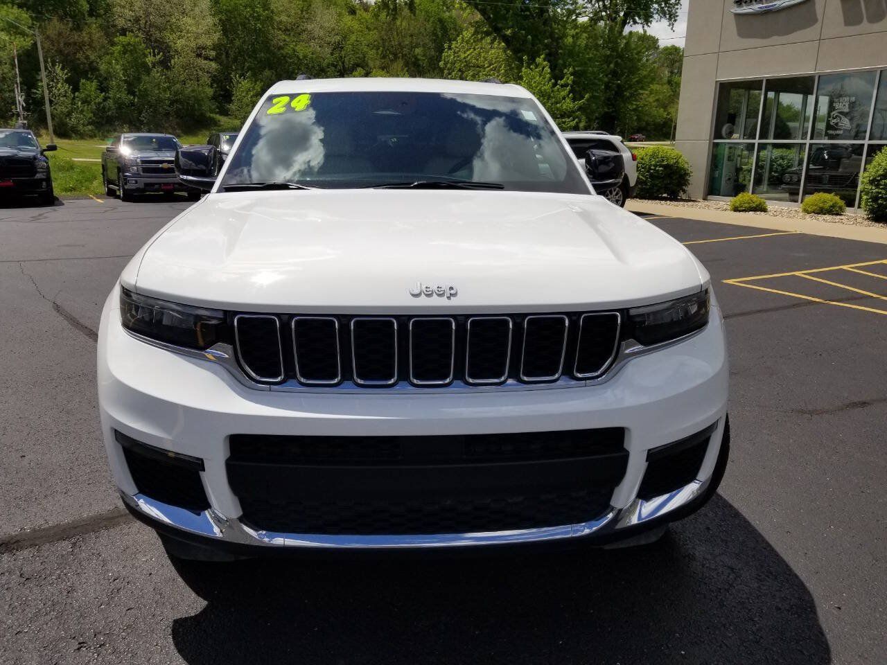 Used 2024 Jeep Grand Cherokee L Limited w/ Trailer Tow Package AWD/4WD image 2
