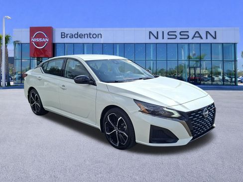 Used 2025 Nissan Altima 2.5 SR FWD image 3