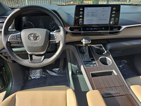 Used 2021 Toyota Sienna XLE image 22