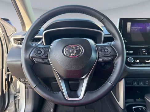 Used 2025 Toyota Corolla Cross XLE w/ Convenience Package FWD image 28