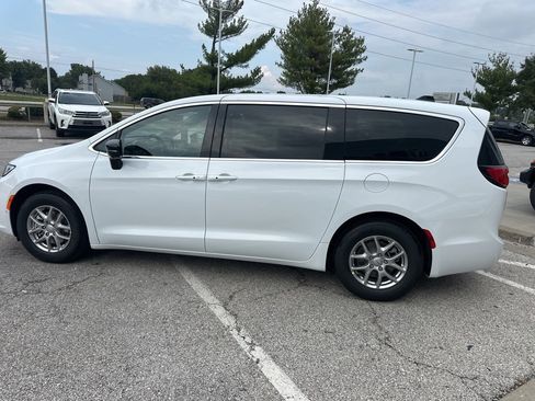 New 2026 Chrysler Pacifica Select image 21