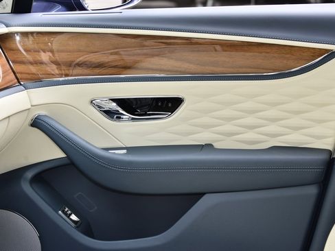 Used 2021 Bentley Flying Spur V8 image 11