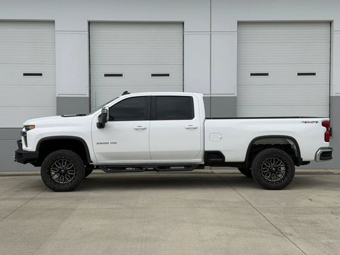 Used 2022 Chevrolet Silverado 2500 LT AWD/4WD image 3