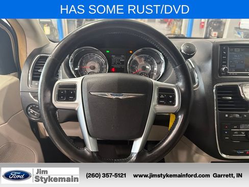Used 2011 Chrysler Town & Country Touring w/ Entertainment Group #1 FWD image 23