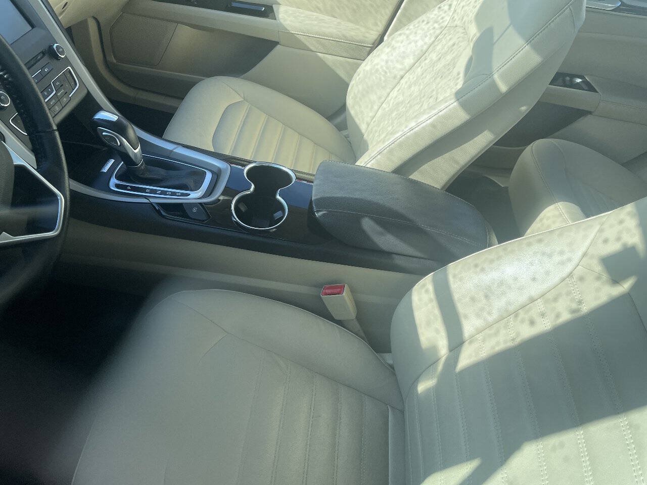 Used 2016 Ford Fusion SE w/ Equipment Group 202A FWD image 4