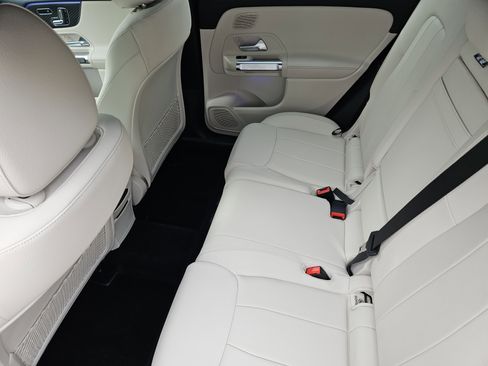 Used 2025 Mercedes-Benz GLB 250 image 31