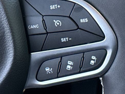 Used 2025 Chrysler Pacifica Select FWD image 19