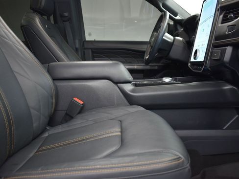 Used 2024 Ford Expedition Platinum image 25