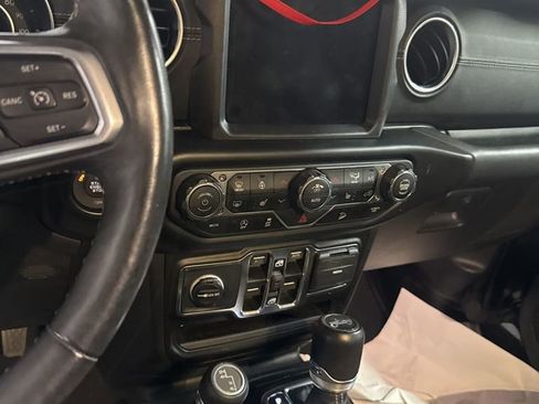 Used 2019 Jeep Wrangler Unlimited Sahara image 9